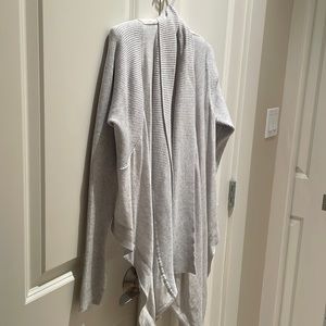 Lululemon women’s size 4 light grey cardigan shawl